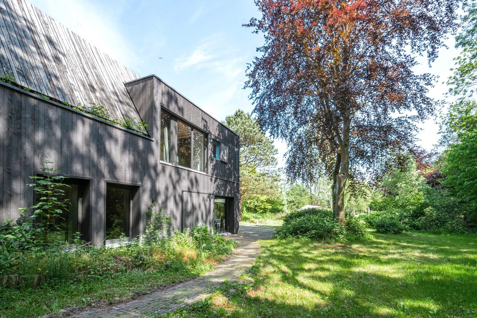 Exterieur met tuin en bos